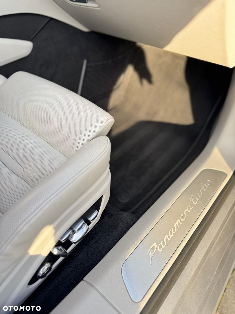 Porsche Panamera Turbo - 32
