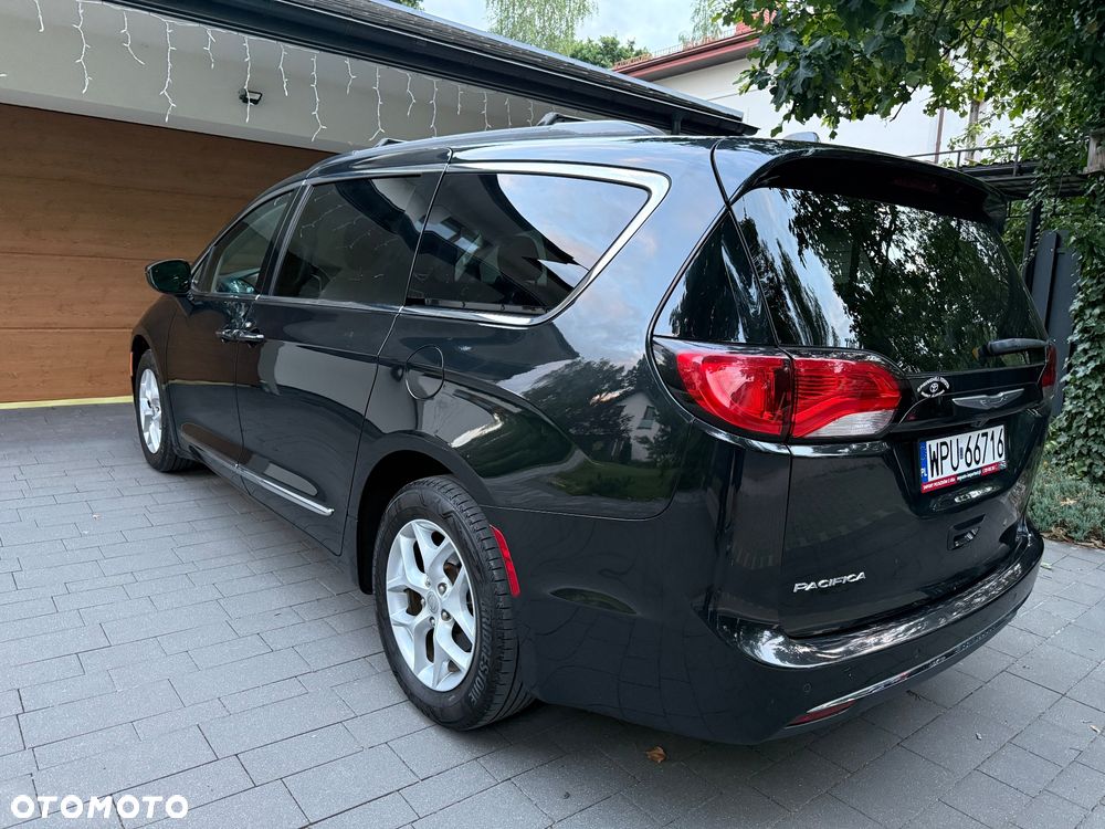 Chrysler Pacifica - 11
