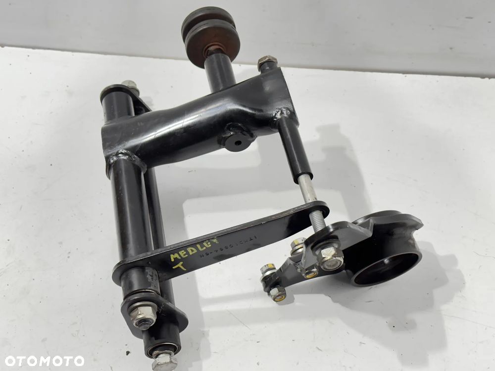 Wahacz mocowanie silnika Piaggio Medley 125 - 4