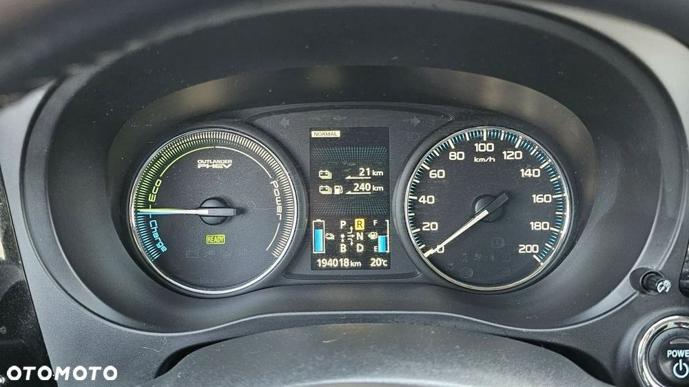 Mitsubishi Outlander Instyle NAVI + - 40