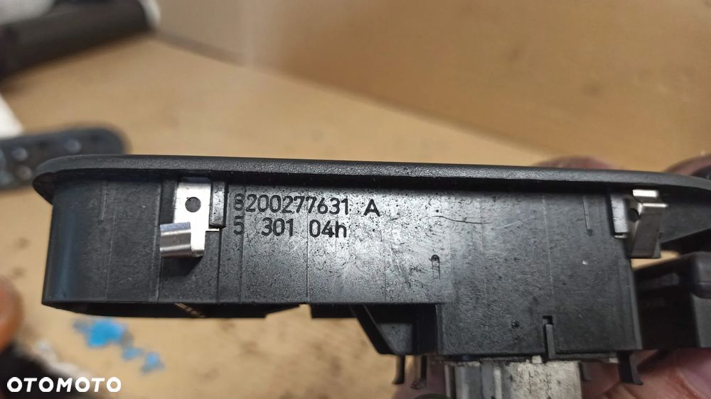 # PANEL SZYB I LUSTEREK RENAULT MODUS nr 8200277631 - 3