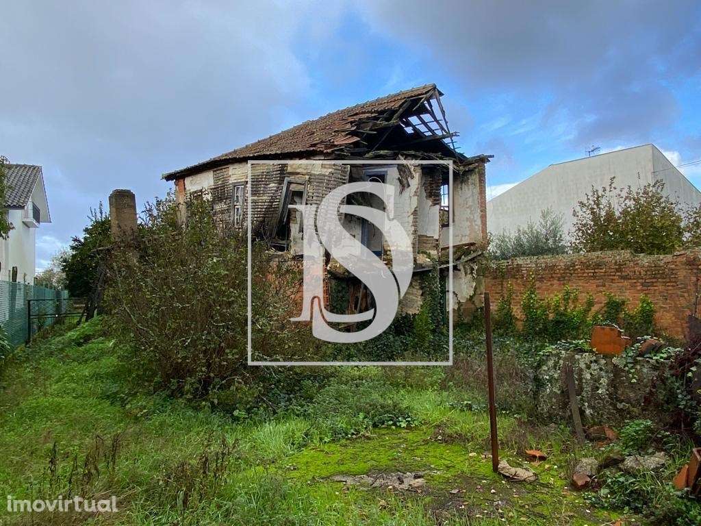 Moradia T1 duplex para restaurar + terreno - Grande imagem: 4/28