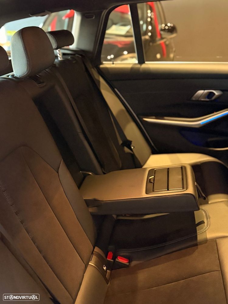 BMW 320 d Touring Pack Desportivo M Auto - 40