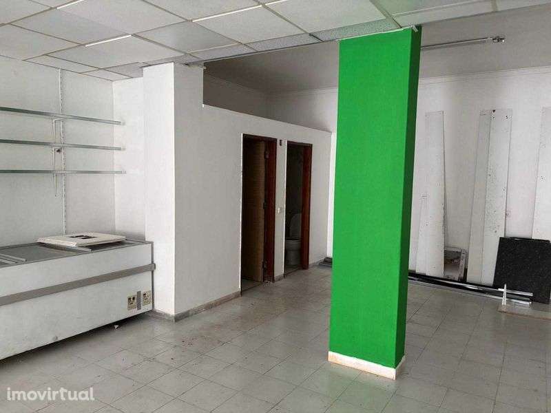 Arrenda-se loja em Mem Martins, junto á estação de comboios das Mercês - Grande imagem: 4/7