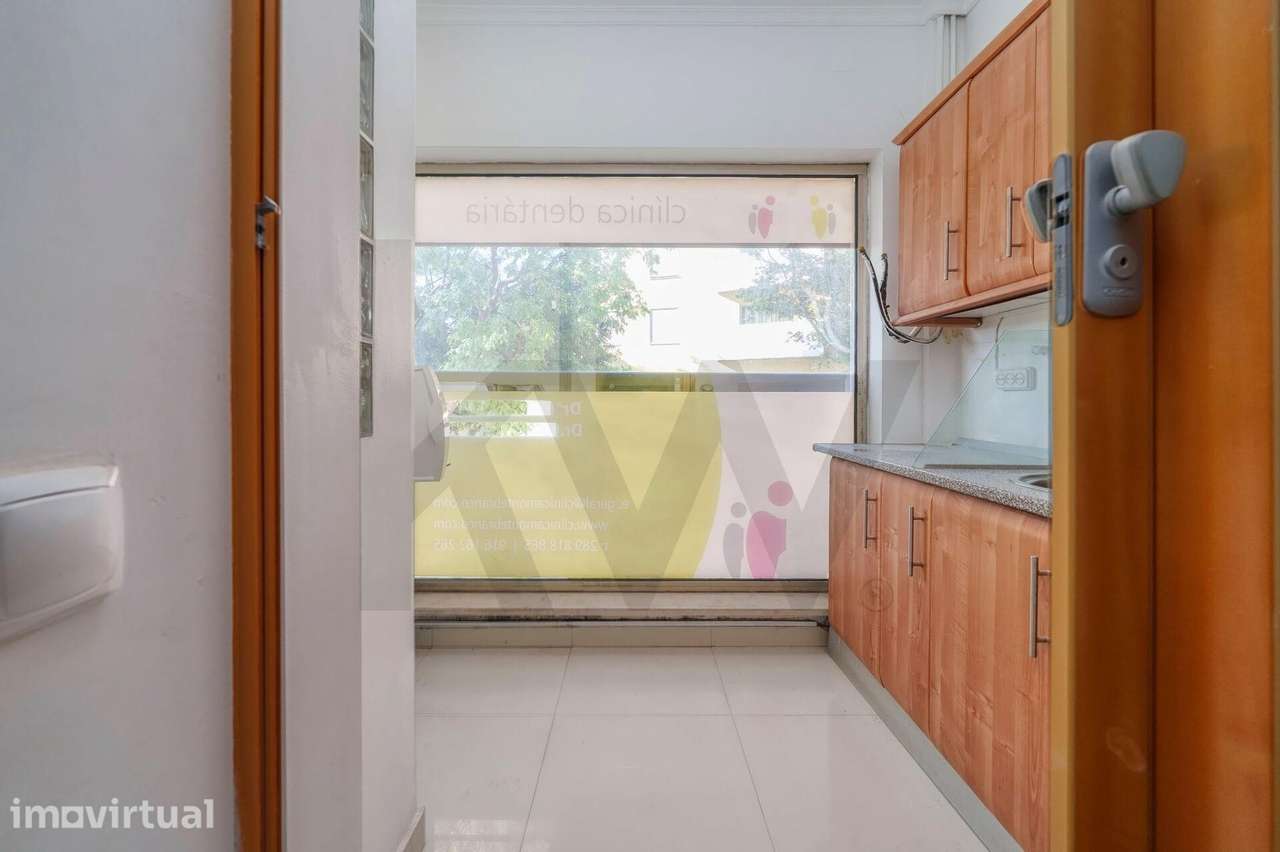 Espaço comercial em Gambelas com viabilidade para T3 com 2 WCs - Grande imagem: 3/28