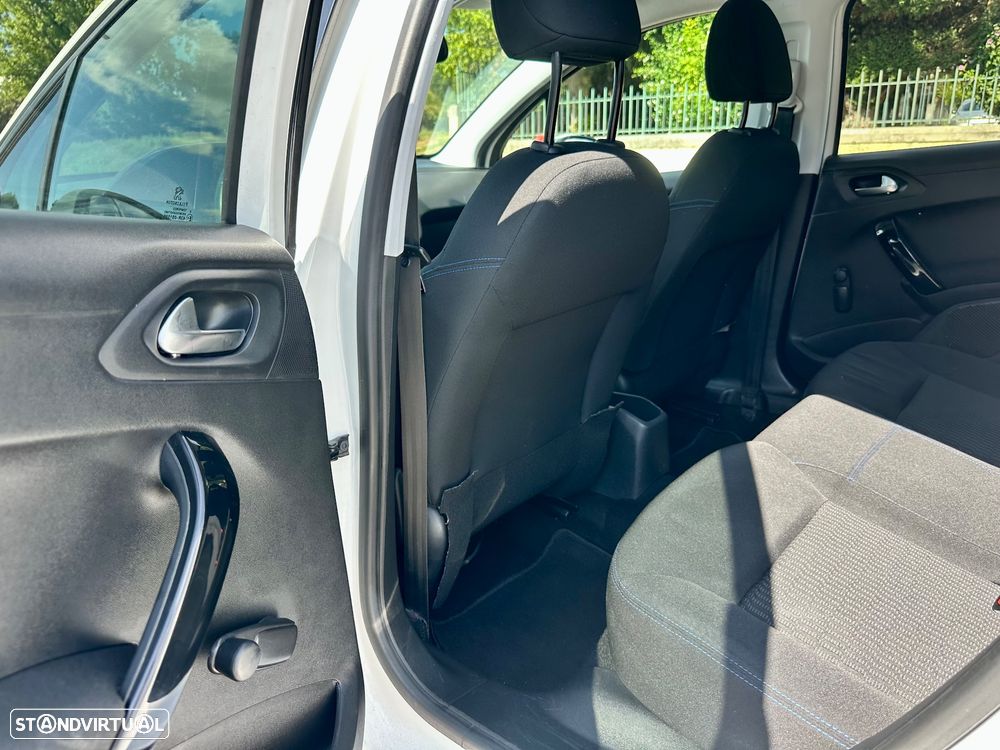 Peugeot 208 1.2 PureTech Signature - 21