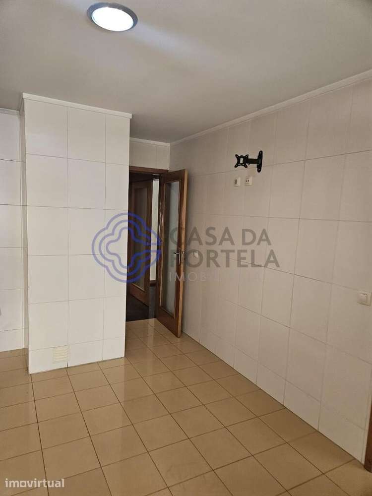 Fabuloso Apartamento T2 em Ermesinde com Varanda e Garagem Fechada - Grande imagem: 4/61