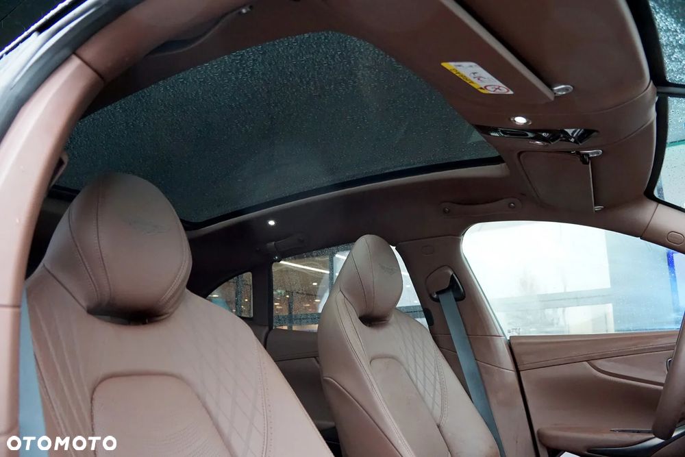 Aston Martin DBX - 22