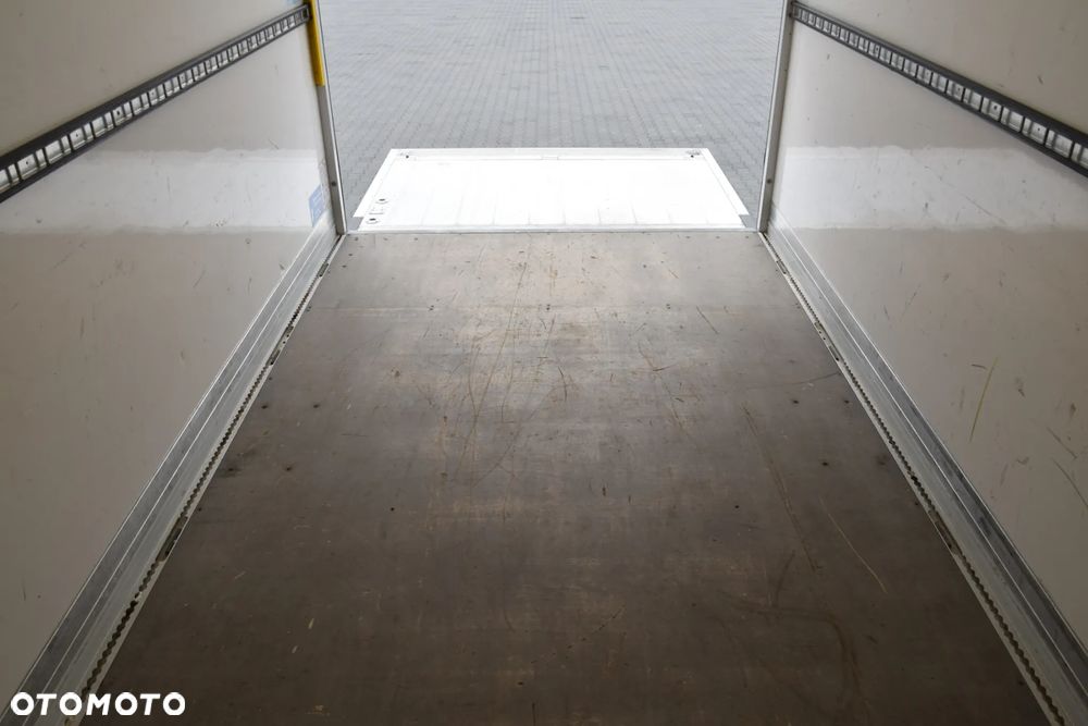 Iveco DAILY 35S14 / 2.3 - 140 KM / AUTIOMAT HI-MATIC / 3 OSOBY / DO 3,5 TONY / KONTENER / DOSTAWCZE / WINDA PALFINGER / KLIMA / TEMPOMAT / 2022 / SERWISOWANY / SPROWADZONY Z NIEMIEC - 20