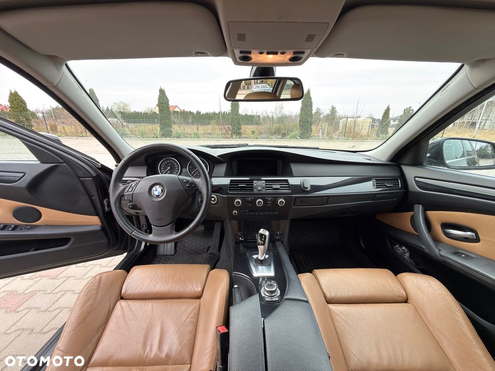 BMW Seria 5 525d xDrive - 13