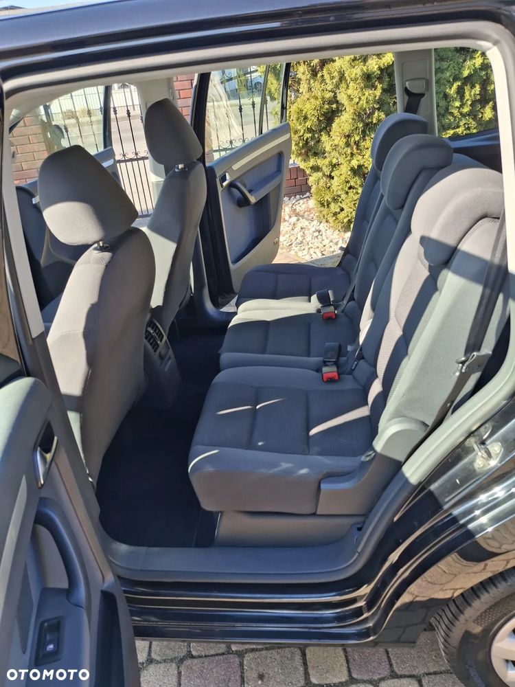 Volkswagen Touran - 12