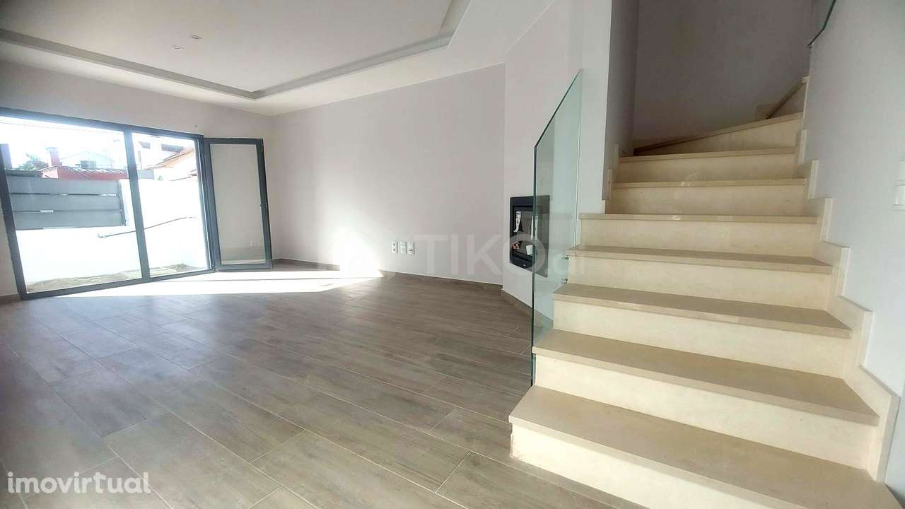 Moradia Geminada T3 Nova com Terraço, Garagem e Eficiência A+ na Quint - Grande imagem: 2/22