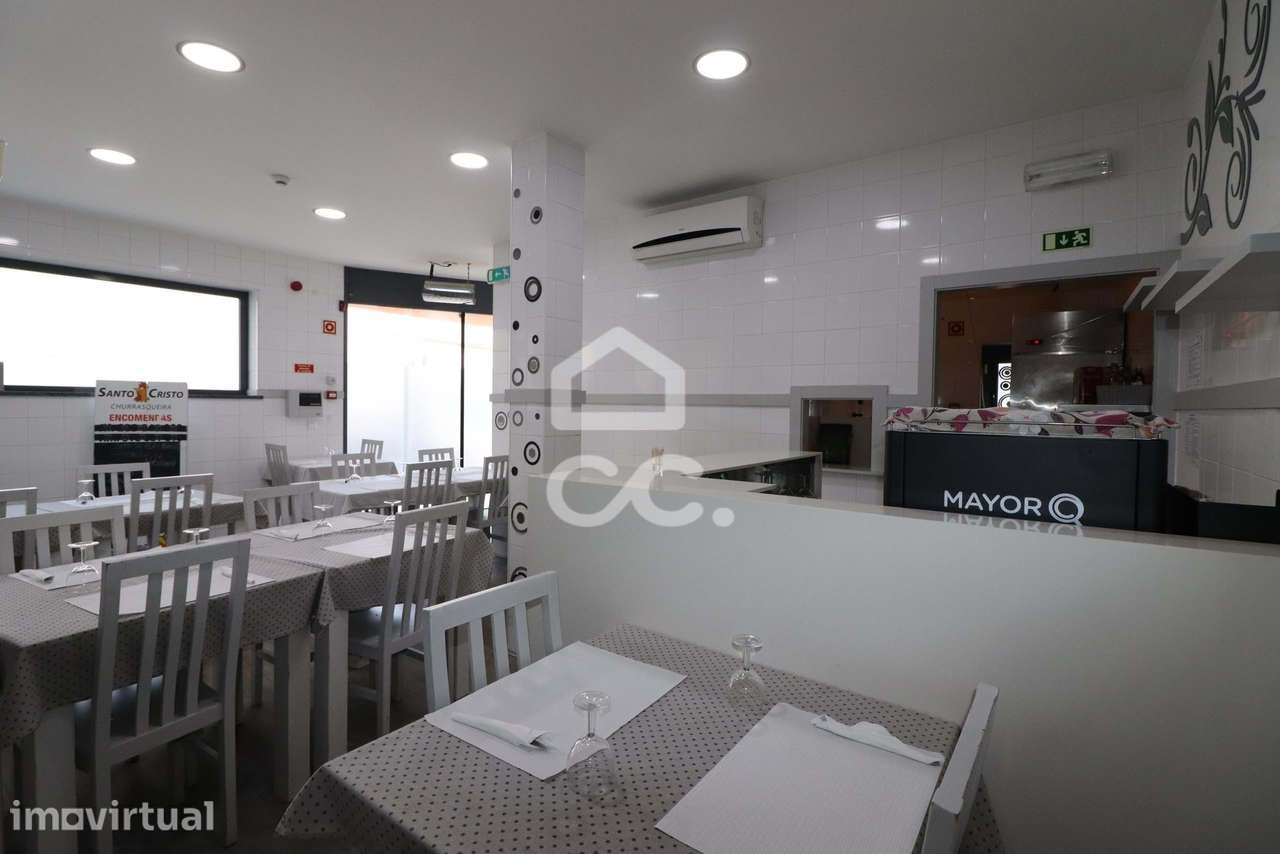 Prédio comercial com restaurante e churrasqueira em atividade, em Vila - Grande imagem: 4/19