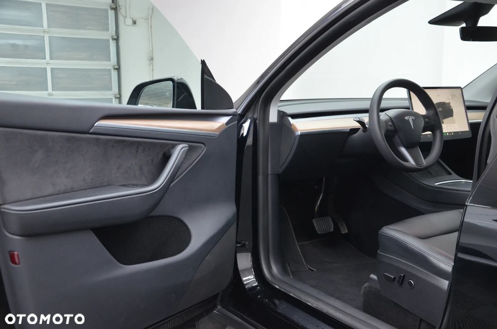 Tesla Model Y Long Range AWD - 10
