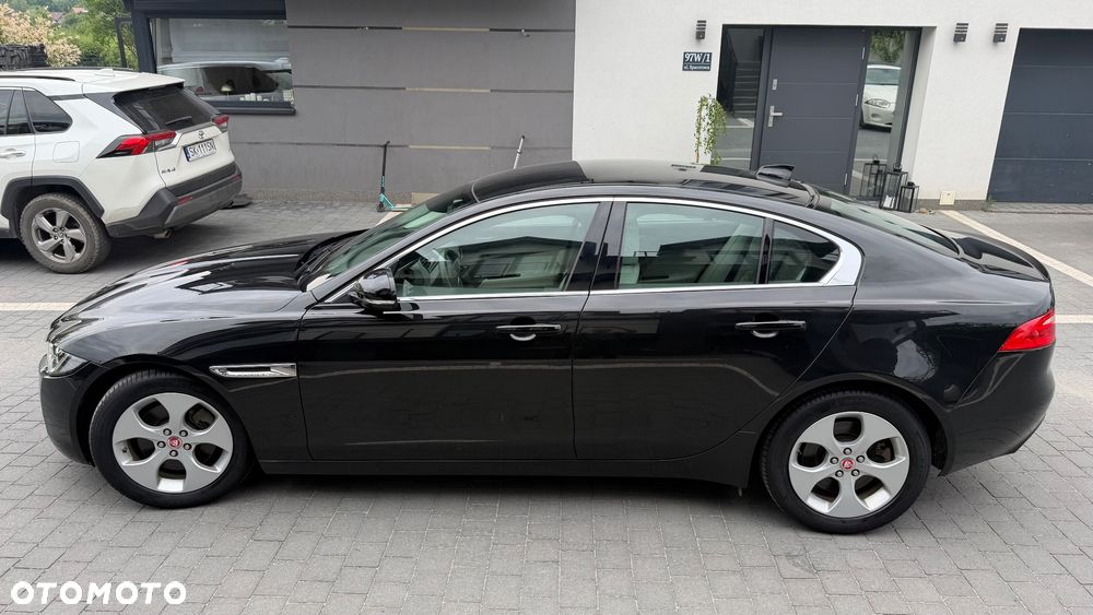 Jaguar XE 2.0 T Prestige - 4