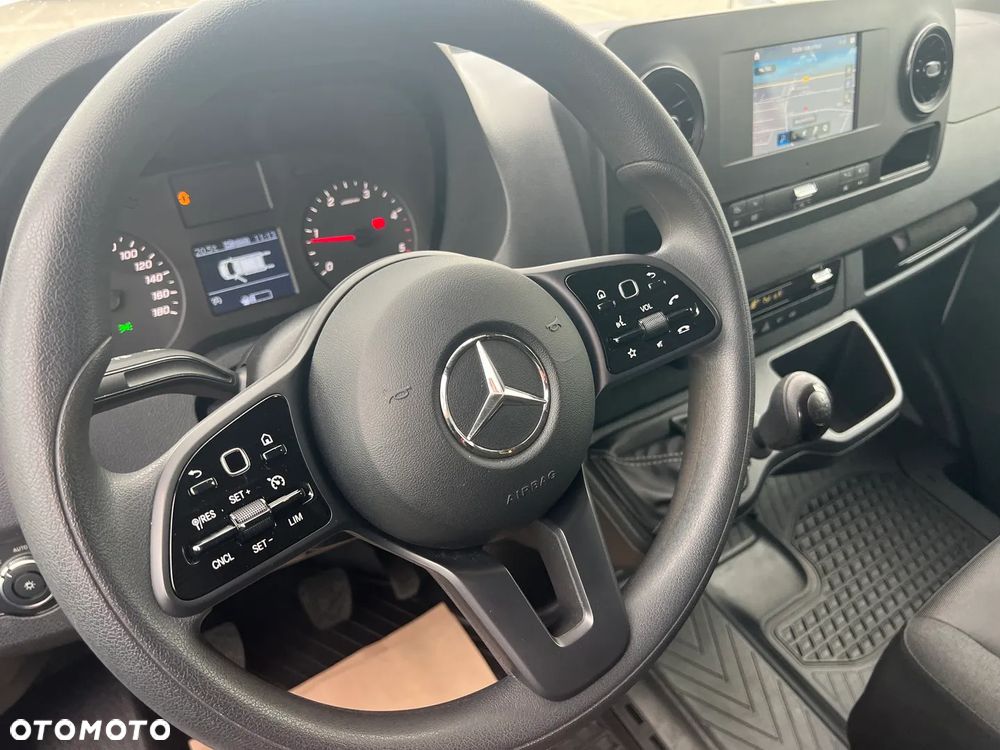 Mercedes-Benz Sprinter - 25