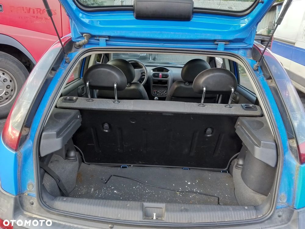 Opel Corsa C (02r.) 1.2 B 74KM. Silnik Z12XE Skrzynia F13BY lakier 20U.Cały na części. GWARANCJA !!! Przód Tył Zestaw Komplet Drzwi Klapa Zderzak Błotnik Maska Grill Atrapa Szyba Pas Lampa Lusterko Boczki Fotel Kanapa Kokpit Deska Rozdzielcza Przełącznik Włącznik Sterownik Przewody Wiązka Instalacja Moduł Komputer Czujnik Listwa Pompa Alternator Wtryski Głowica Rozrusznik Kompresor Sprzęgło Dwumas Silnik Skrzynia ABS Klimatyzacji Paliwa Wspomagania Kolektor Turbina Przepustnica Zawór Chłodnica Koło Hak Belka Sanki Zawieszenie Mcpherson Półoś Amortyzator Wydech Tłumik Zacisk Most - 12