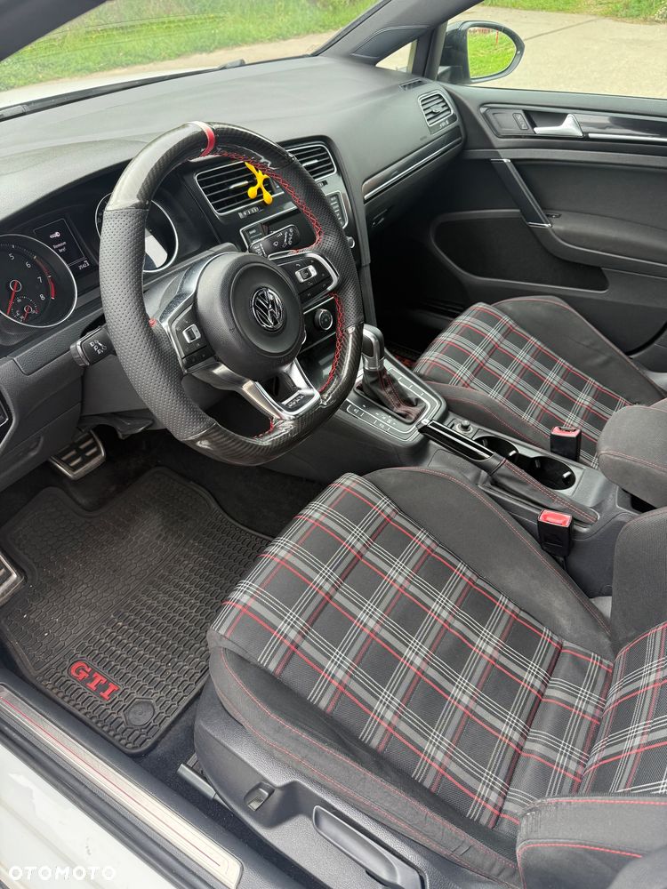 Volkswagen Golf - 8