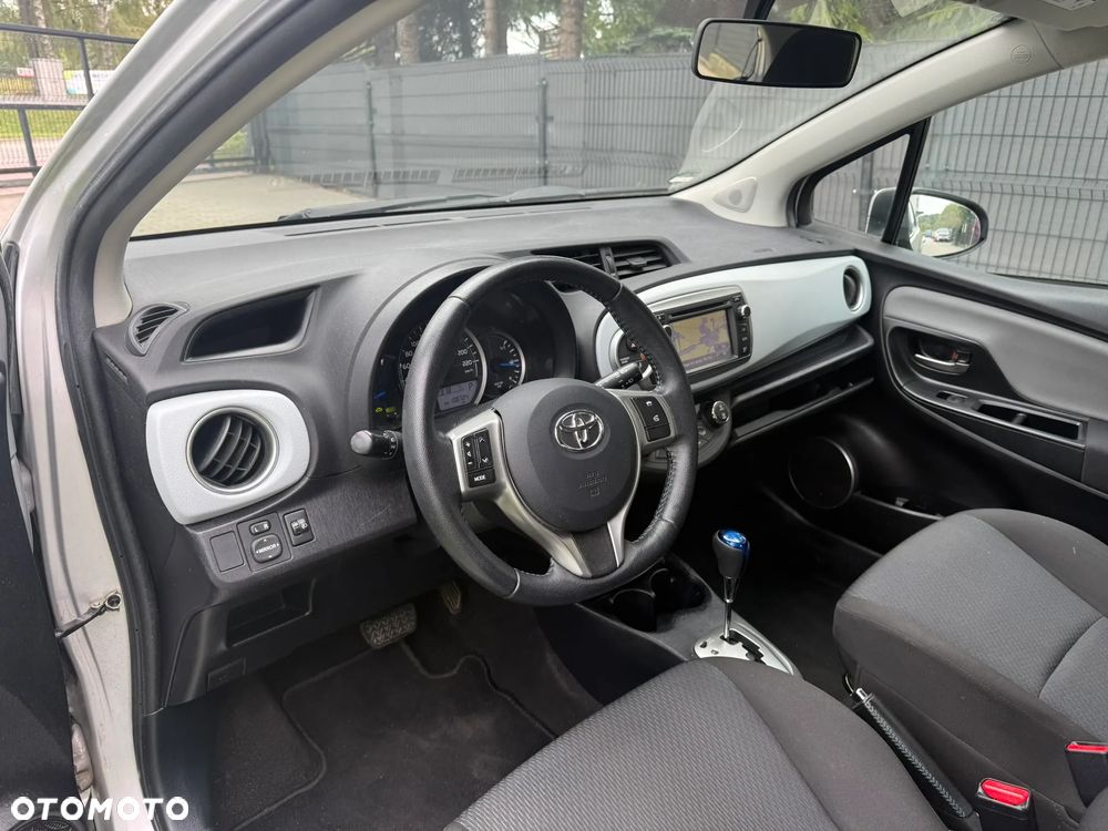 Toyota Yaris Hybrid 100 Premium - 8
