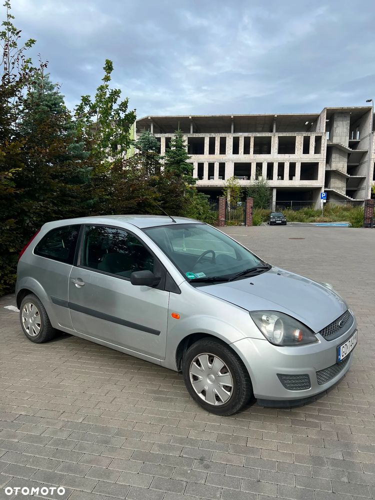 Ford Fiesta 1.3 Ambiente - 2