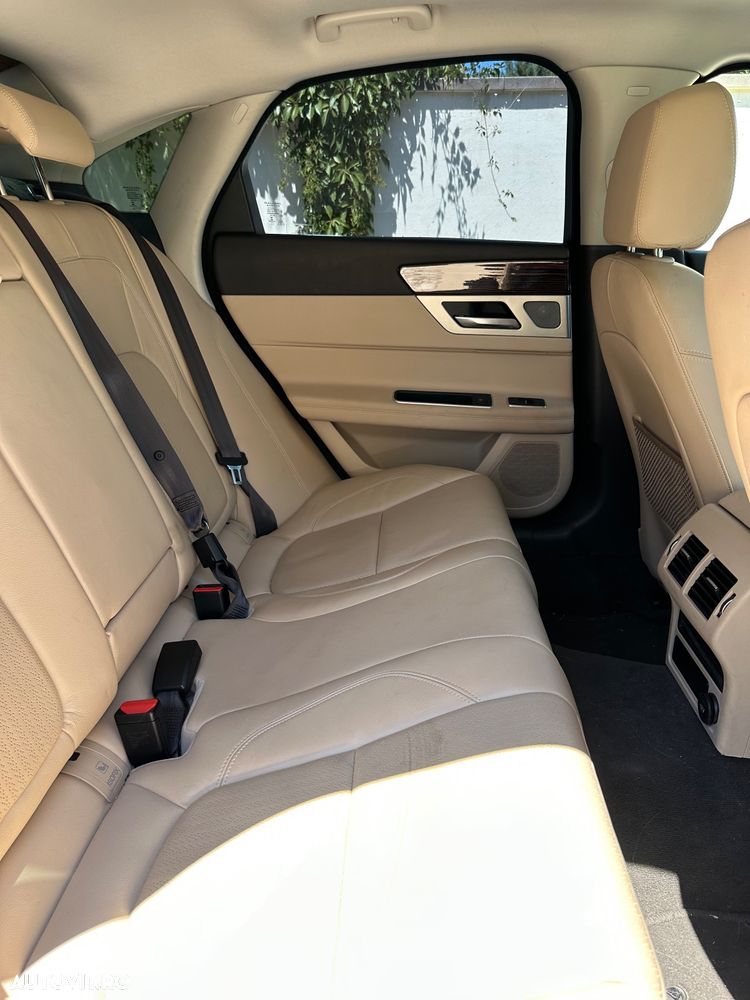 Jaguar XF 20d AWD Portfolio - 13