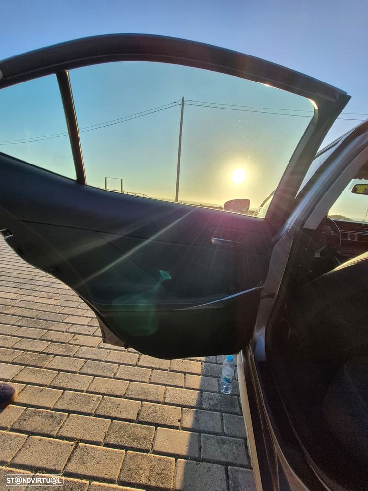 Lexus IS 300H Executive - 25