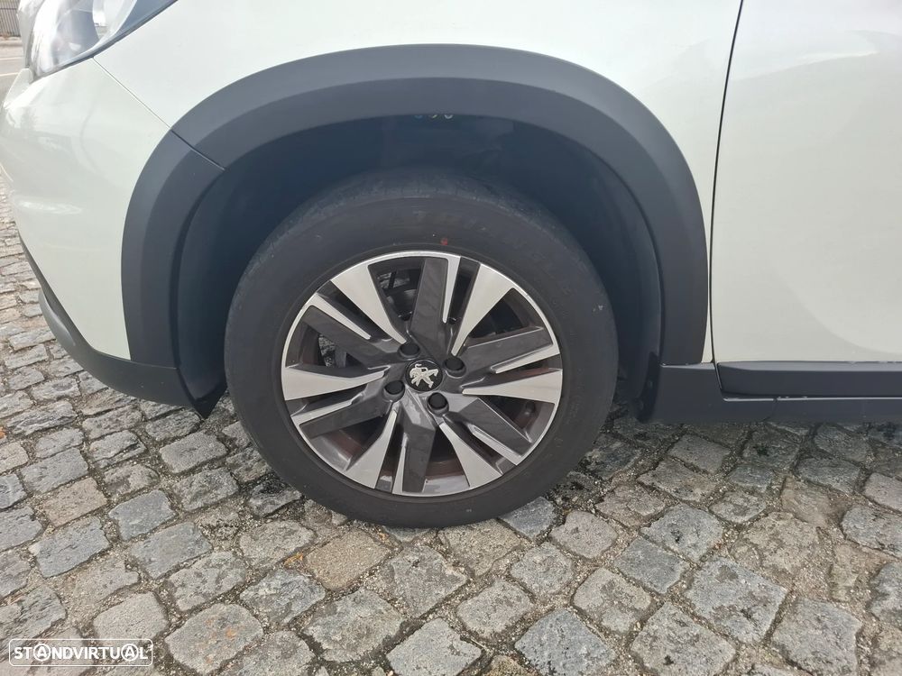 Peugeot 2008 1.2 PureTech Allure - 3