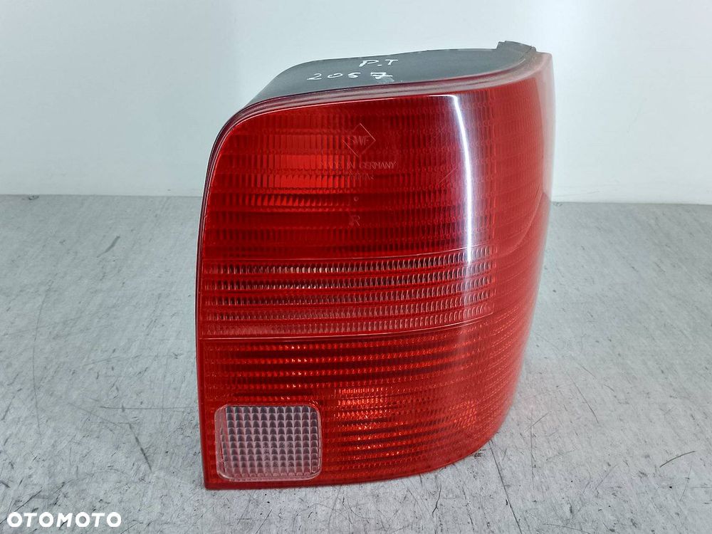 LAMPA TYLNA PRAWA VW PASSAT B5 3B9945112F KOMBI - 1