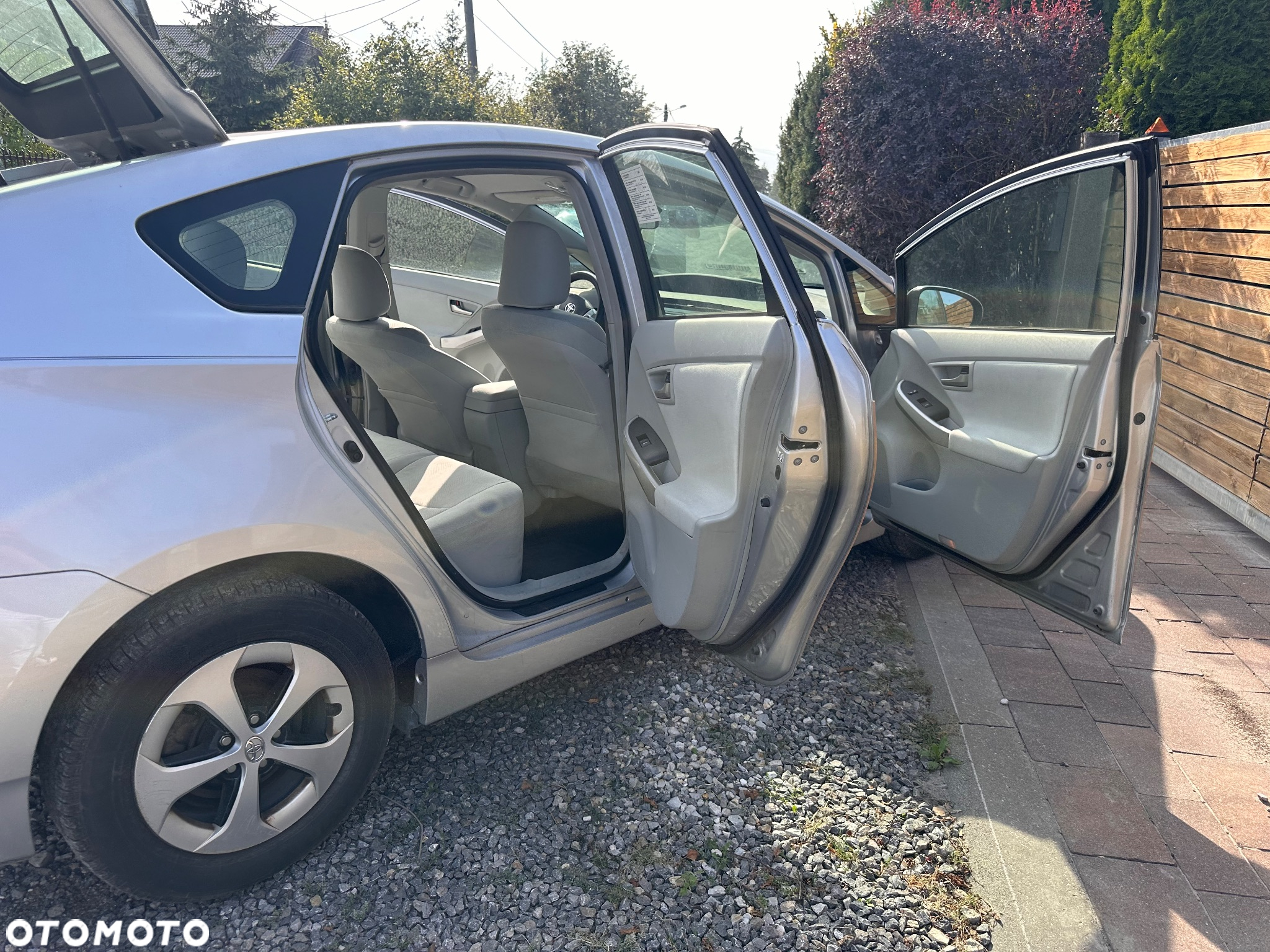 Toyota Prius (Hybrid) - 12
