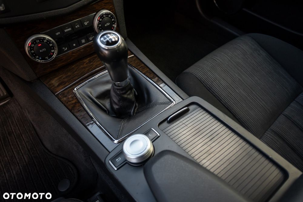 Mercedes-Benz Klasa C 180 BlueEFFICIENCY Elegance - 25