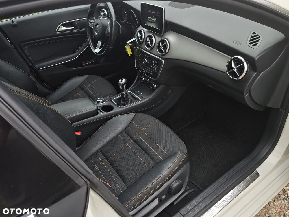 Mercedes-Benz CLA 180 Peak Edition - 16