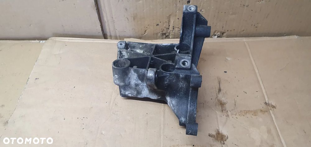 Łapa mocowanie pompy wspomagania Audi A6 C6 2.7 TDI 059145169AA - 3