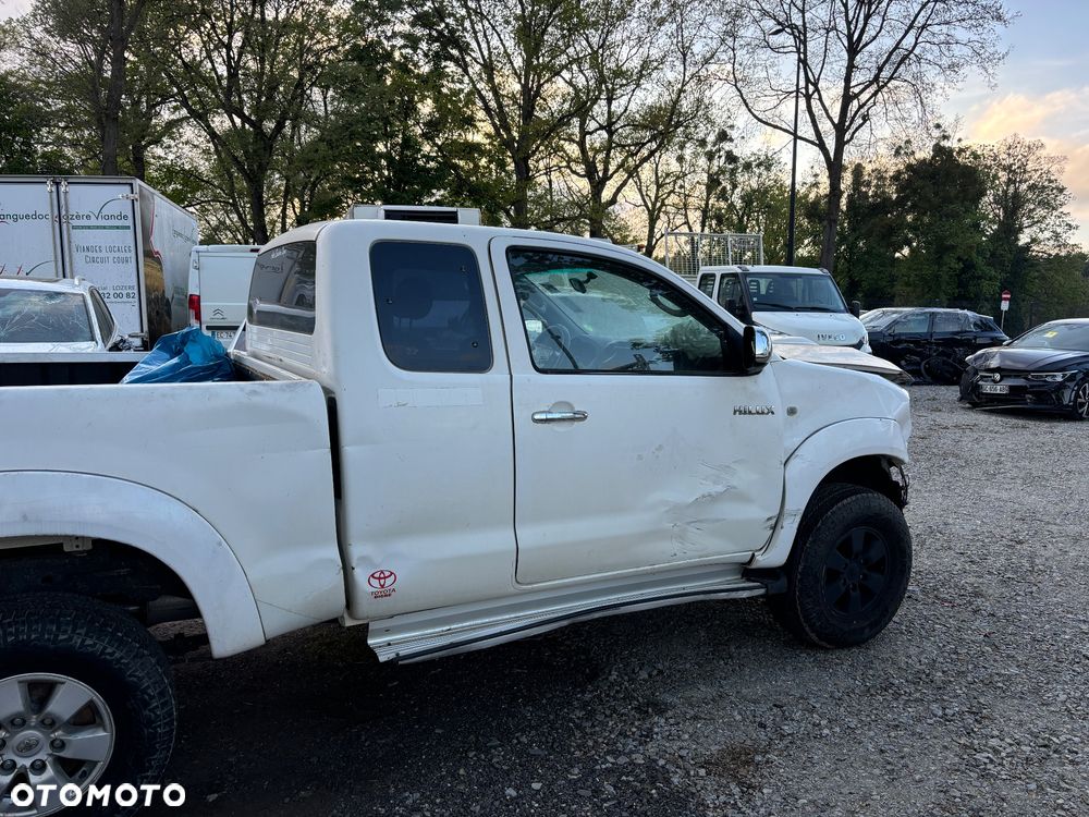 Toyota Hilux 4x4 Extra Cab - 3