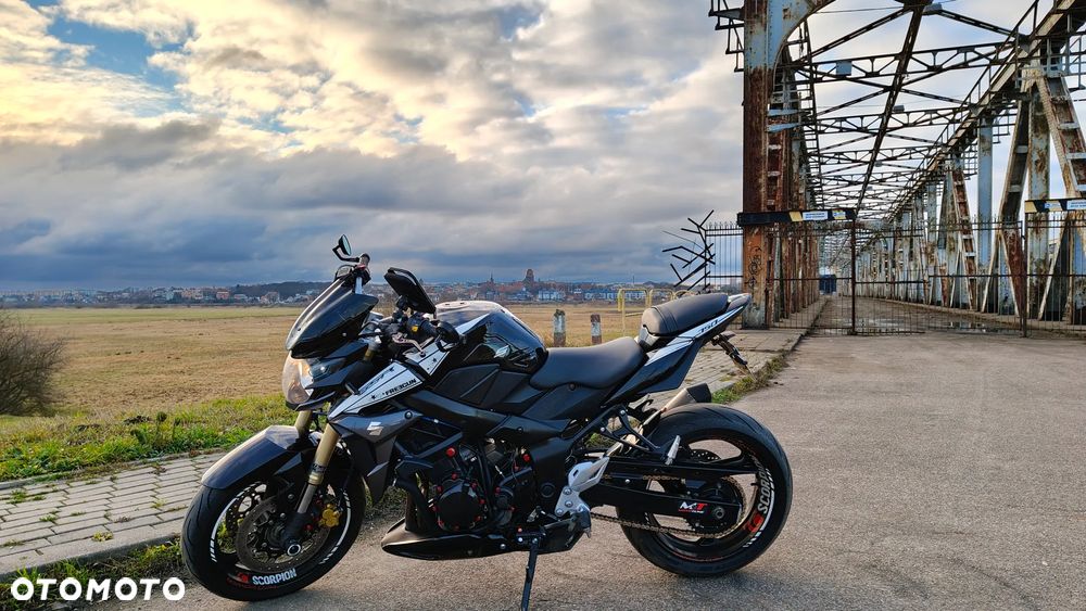 Suzuki GSR - 9