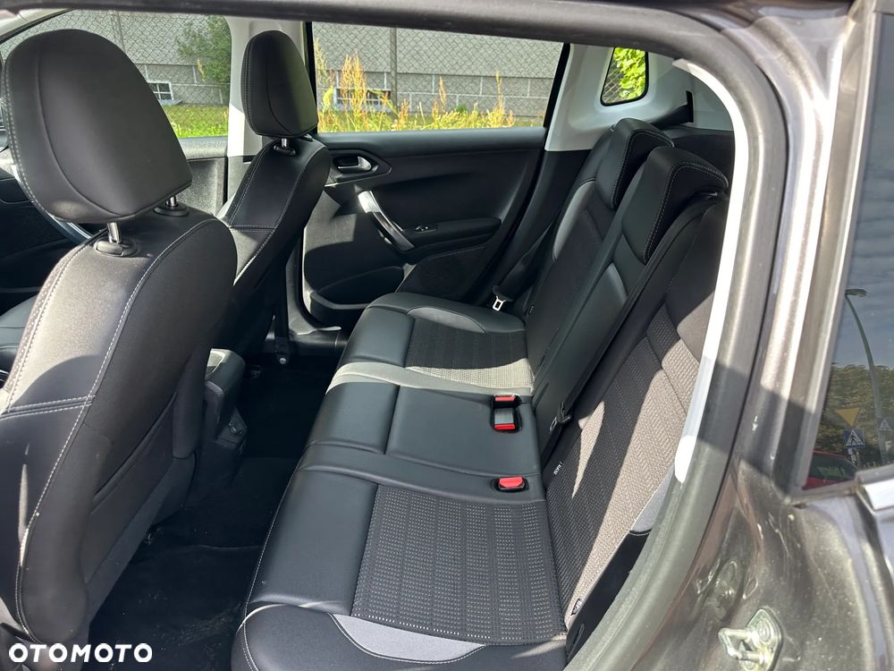 Peugeot 2008 1.2 Pure Tech Allure S&S - 16