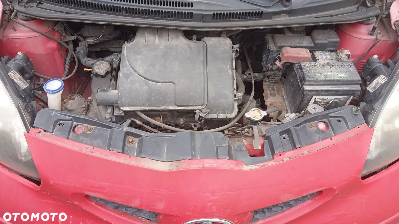 Na części Toyota Aygo 1.0 B VVTI 3P0 1KRB52 C551 Silnik Skrzynia Maska Zderzak Drzwi Klapa Szyba - 3