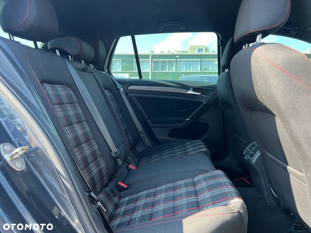 Volkswagen Golf - 24