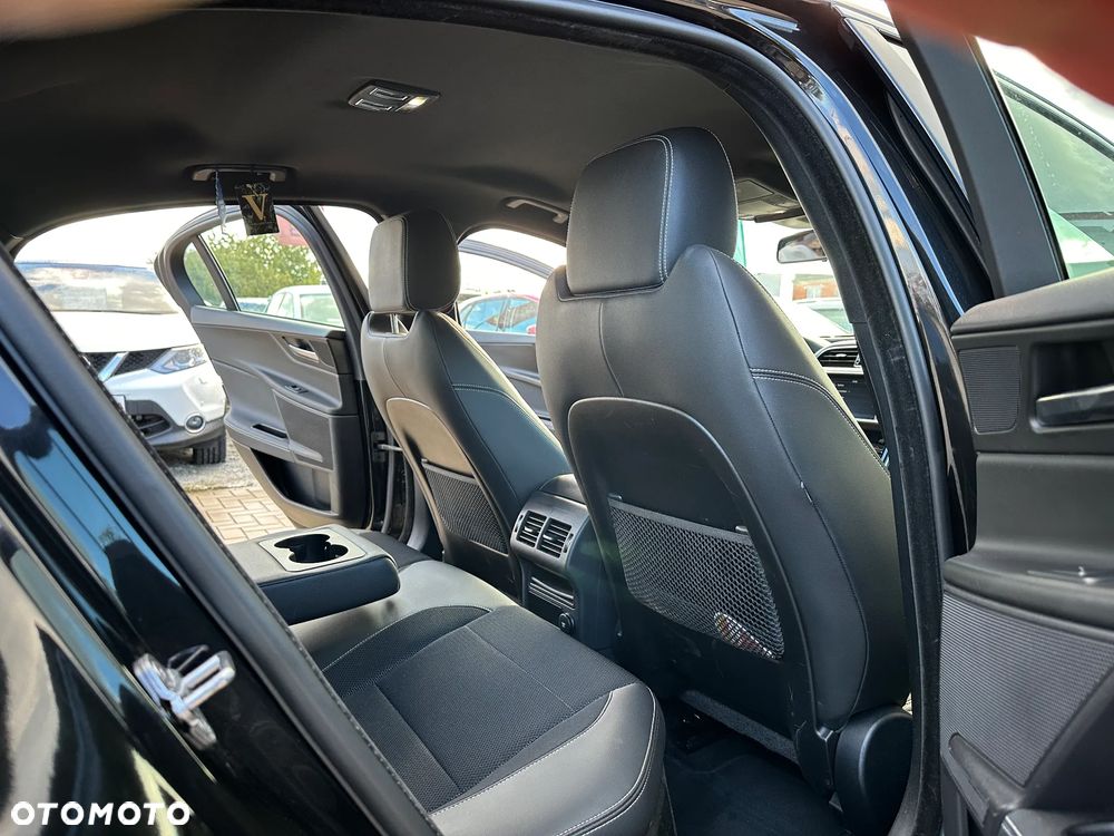 Jaguar XE - 25