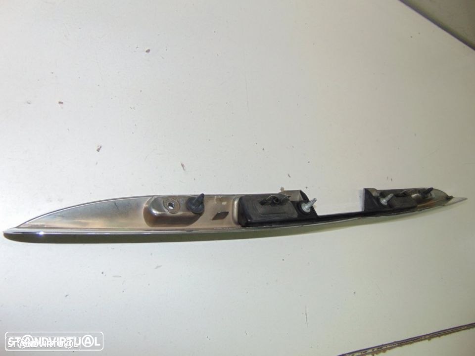 Mercedes ML de 2005 a 2011 - friso fecho da porta da mala - 3