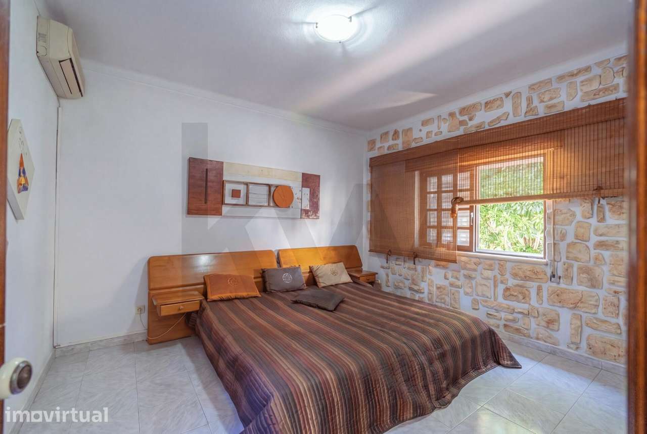 Moradia T3+2 Térrea com Piscina, Garagem Fechada — Quinta do Conde, Se - Grande imagem: 5/22