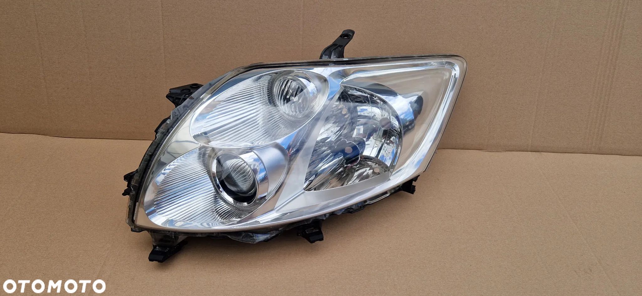TOYOTA AURIS I E15 06-09r LEWA LAMPA PRZÓD ORYG EUROPA - 1