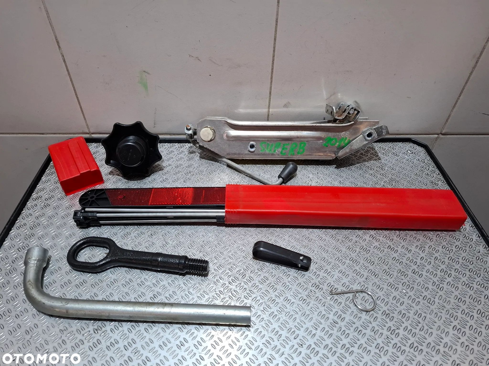 Zestaw naprawczy lewarek klucz wkrętka Skoda Superb II R 2014 - 1