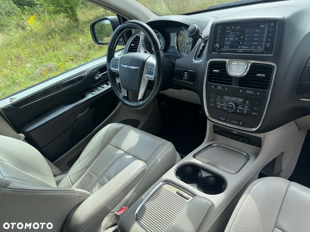 Chrysler Town & Country 3.6 Limited - 21