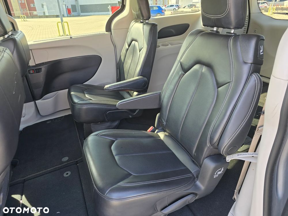 Chrysler Pacifica - 16