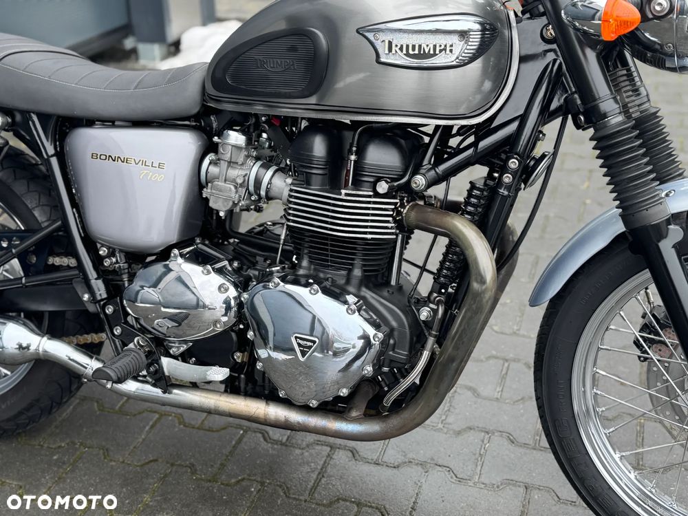Triumph Bonneville - 24