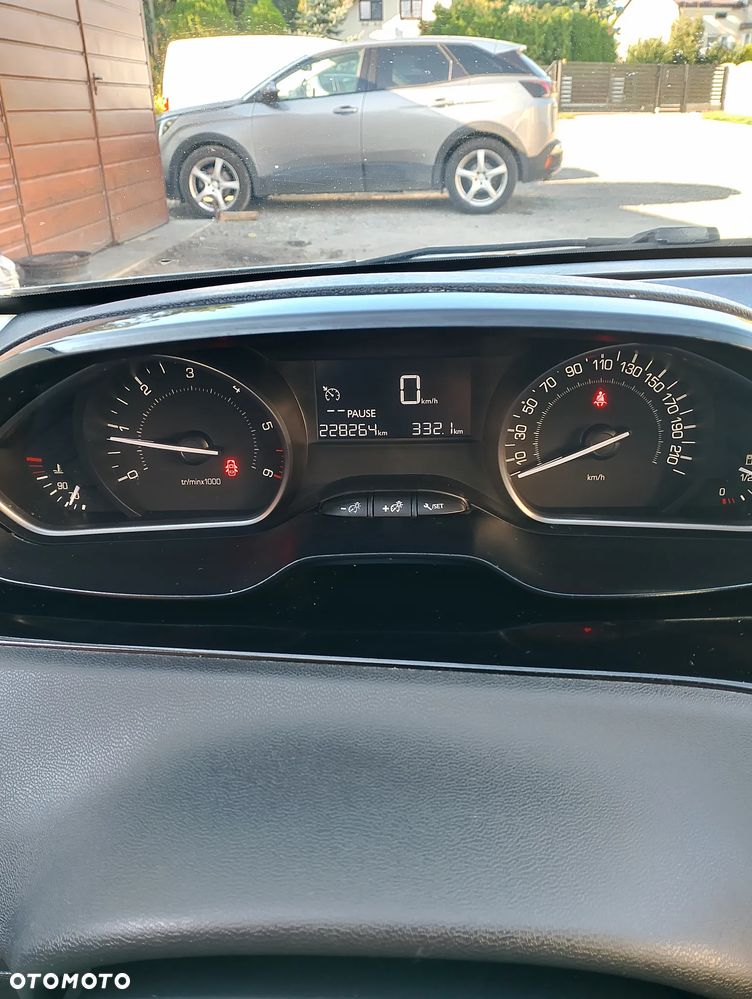 Peugeot 208 - 8