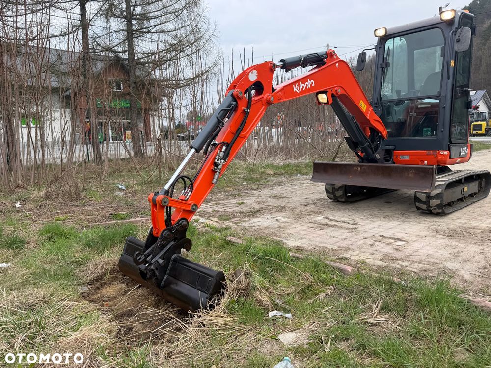 Kubota U27 Minikoparka koparka gąsienicowa 2.8 tony. jak Nówka sztuka z salonu! 2017 rok. 2200mtg. Przywieziona z Gospodarstwa Norweskiego! Zadbana Maszyna ani deka luzów i wycieków. Aktualna Dekra dokumentacja BMWT! Szybkozłącze Hydrauliczne. Szybka wolna jazda.Zamki na tłokach. Wersja Norweska!! OKAZJA - 37
