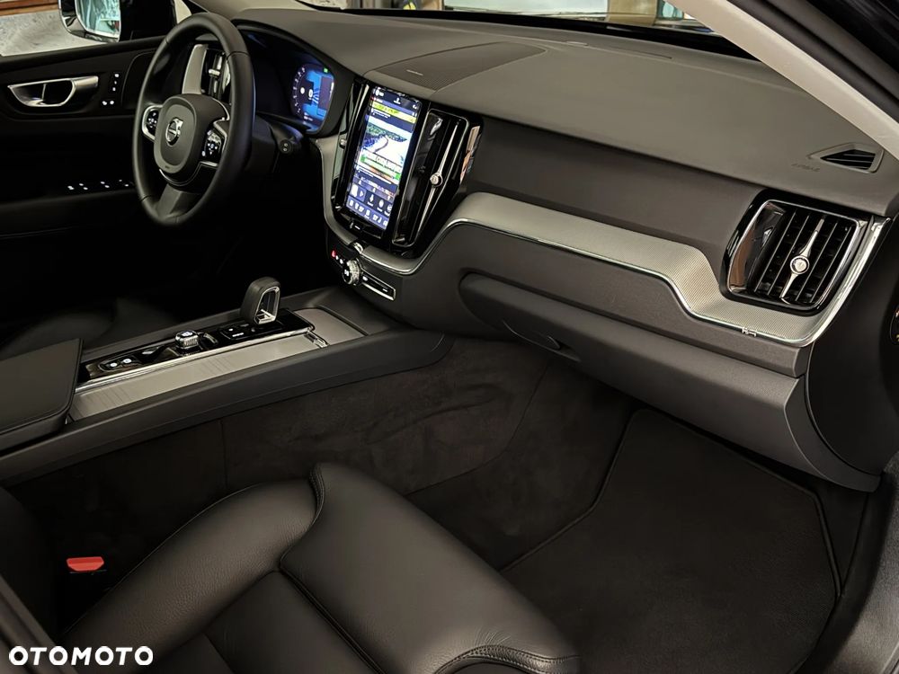 Volvo XC 60 B4 D AWD Plus Dark - 23