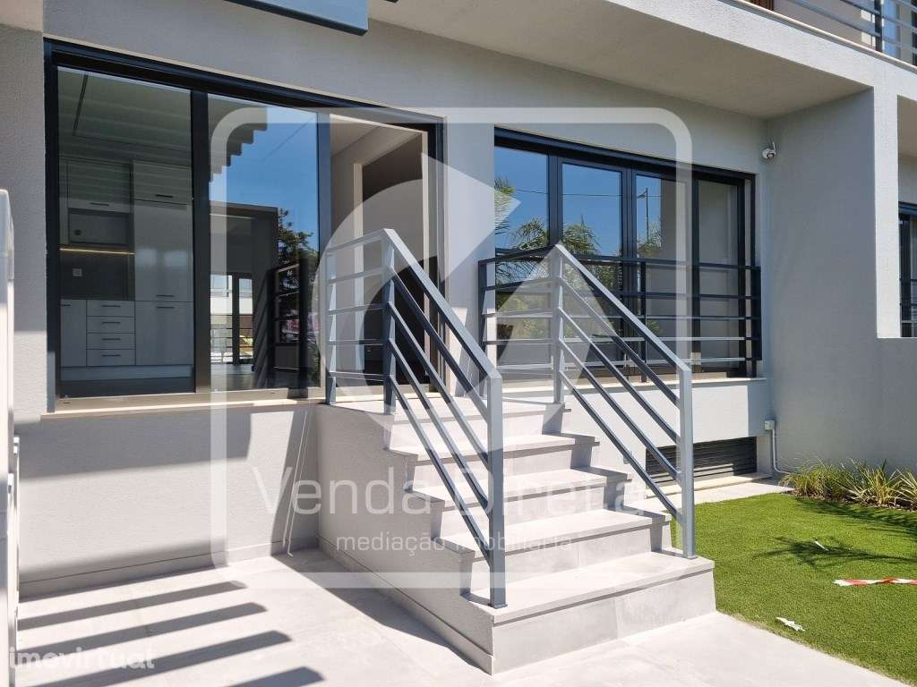 Luxuosa Moradia V4 com ROOFTOP, jardim e Churrasqueira - Alcochete. - Grande imagem: 4/25