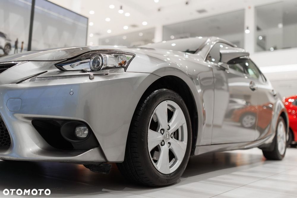 Lexus IS - 10
